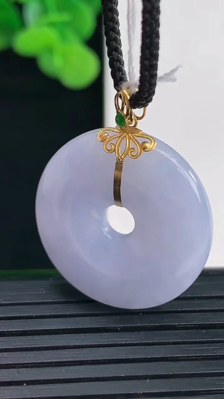 天然A货翡翠18K金紫罗兰平安扣吊坠尺寸24.9-5.3重量:7.78g
4月12日