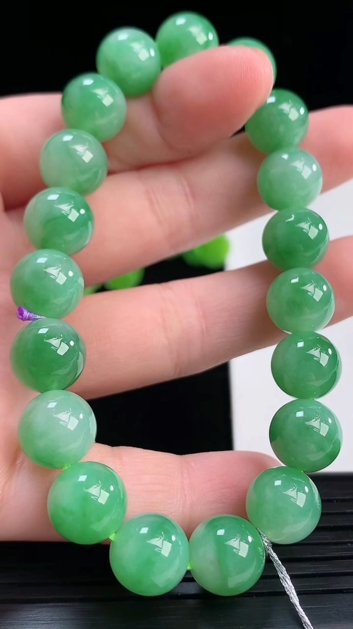 天然A货翡翠圆珠手串尺寸10-19颗重量:34.14g4月12日
工厂直销收藏佳品,种好水足，色泽均
