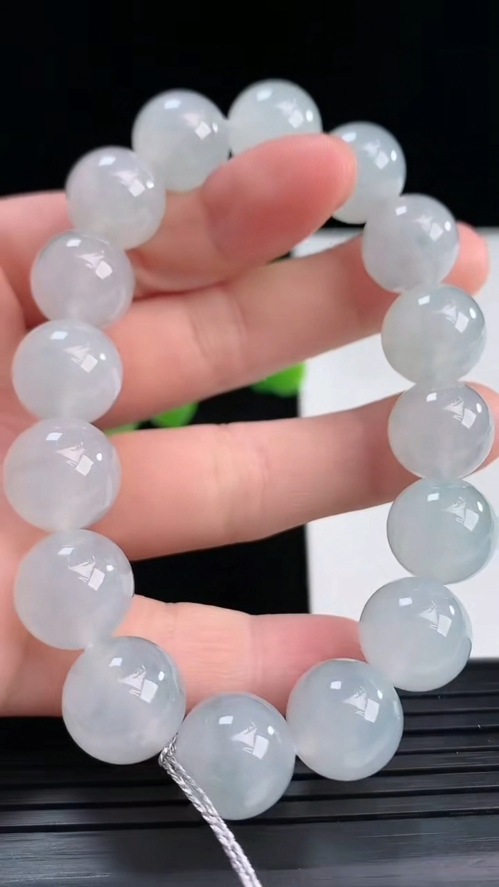 天然A货翡翠圆珠手串尺寸12.5-16颗重量:54.18g4月12日
工厂直销收藏佳品,种好水足，色泽均匀，有种有色，上手高大气！