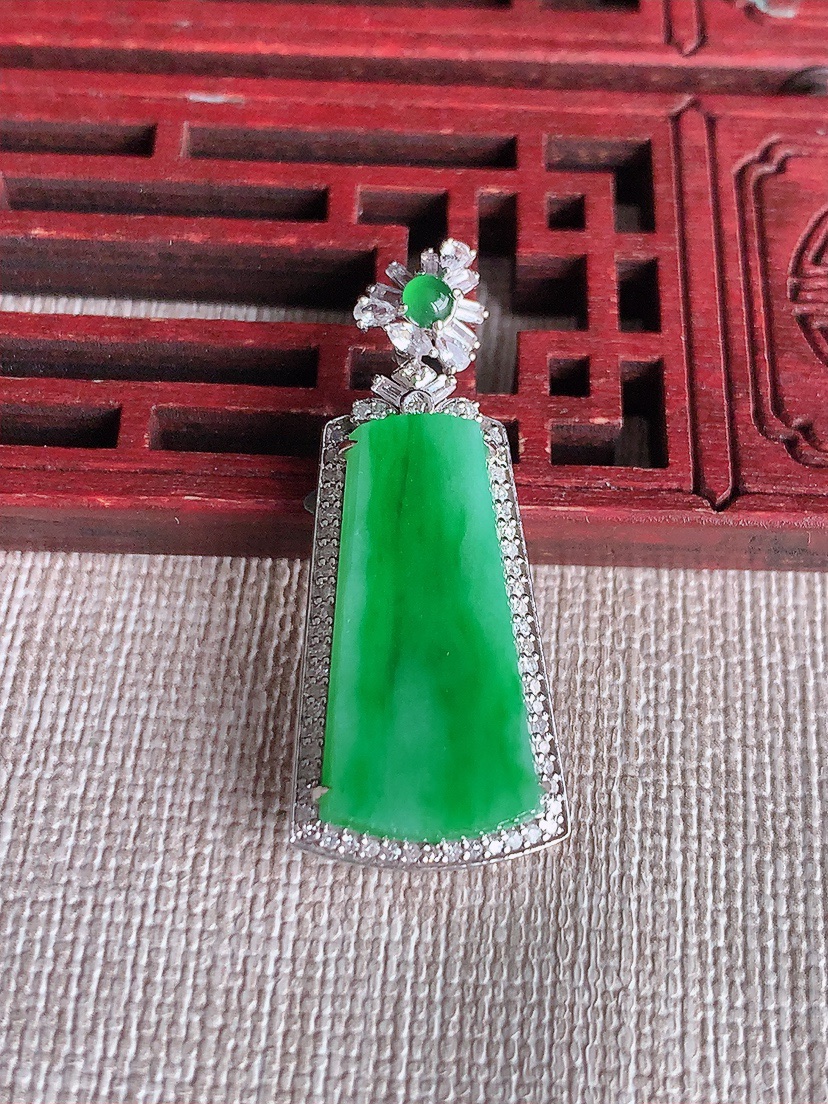 天然A货翡翠18K金伴钻镶嵌飘绿无事牌吊坠 
尺寸36-15.2-6裸石22.6-11mm 重量4.18g 0410