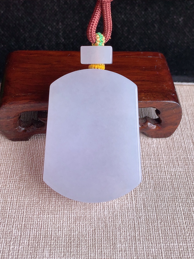 天然A货翡翠无事牌吊坠 
尺寸53.8-39.5-12.4mm 重量83.08g 0411