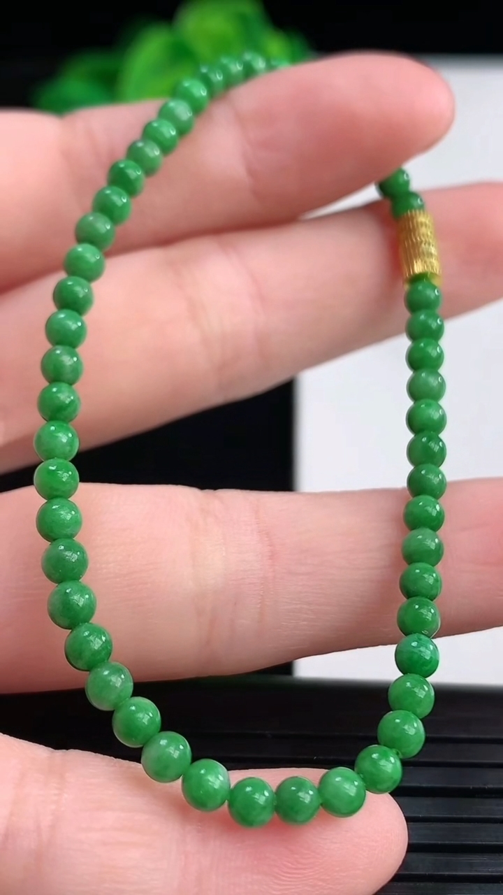 天然A货翡翠小米珠手串尺寸3.3重量:3.79g4月12日
工厂直销收藏佳品,种好水足，色泽均匀，有