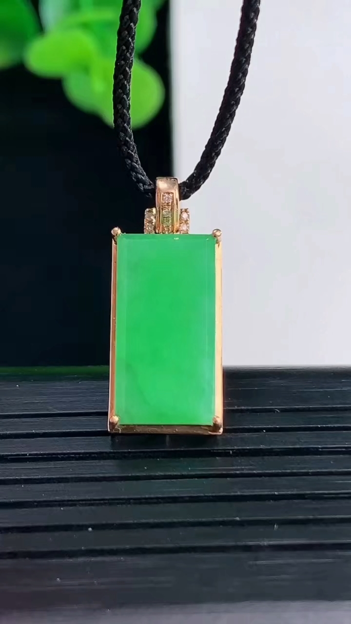 天然A货翡翠无事牌吊坠尺寸18.3-9.9-5.3重量:2.86g
4月12日