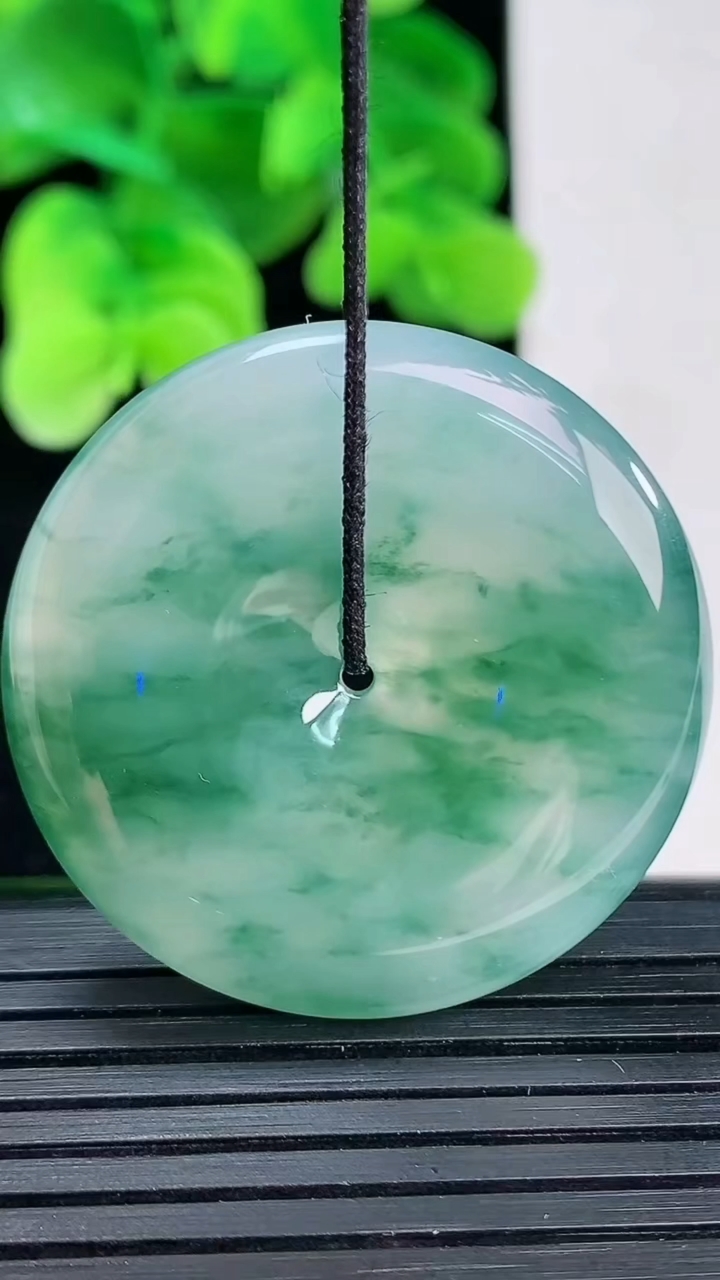 天然A货翡翠种飘花平安扣吊坠尺寸33.8-5.7重量:14.33g
4月12日