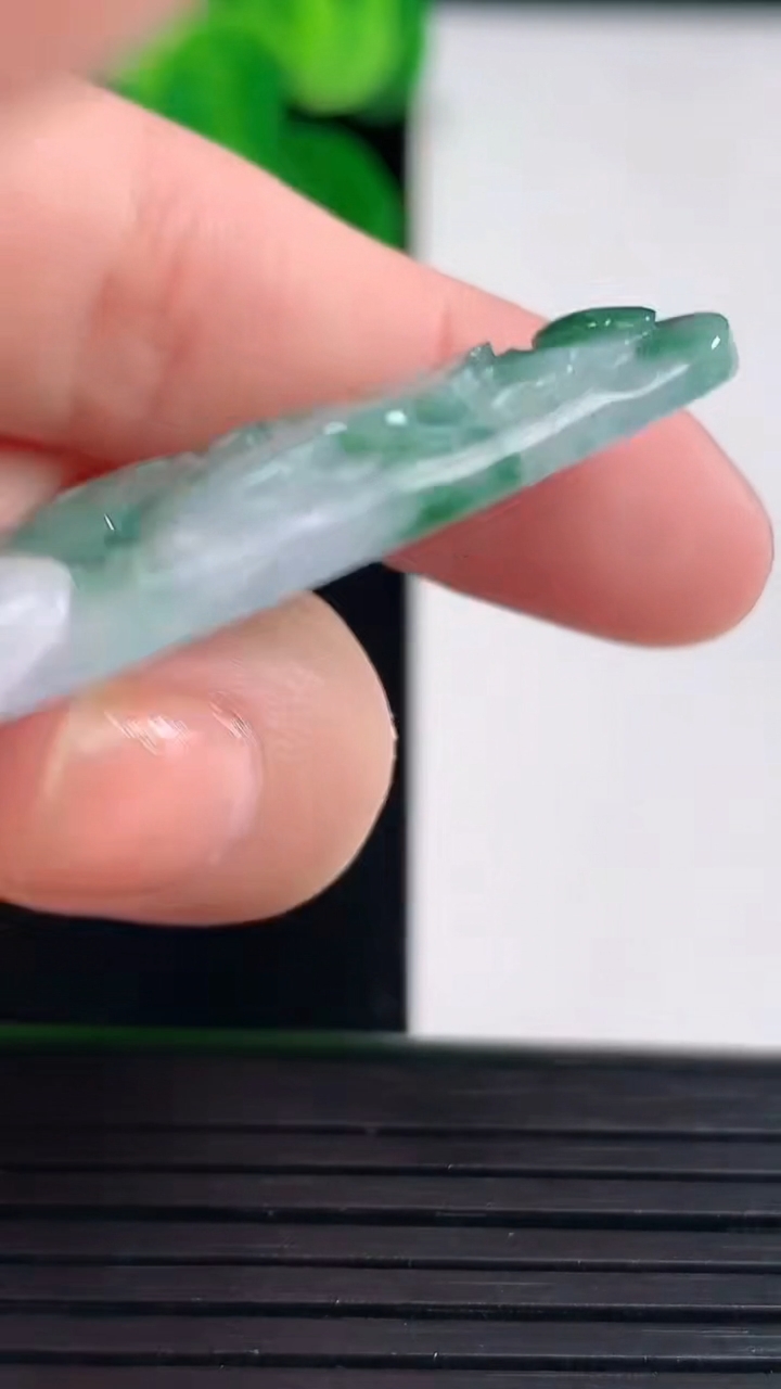 天然A货翡翠飘花和和美美 荷花吊坠尺寸50.7-25.1-5.1重量:13.87g
4月12日