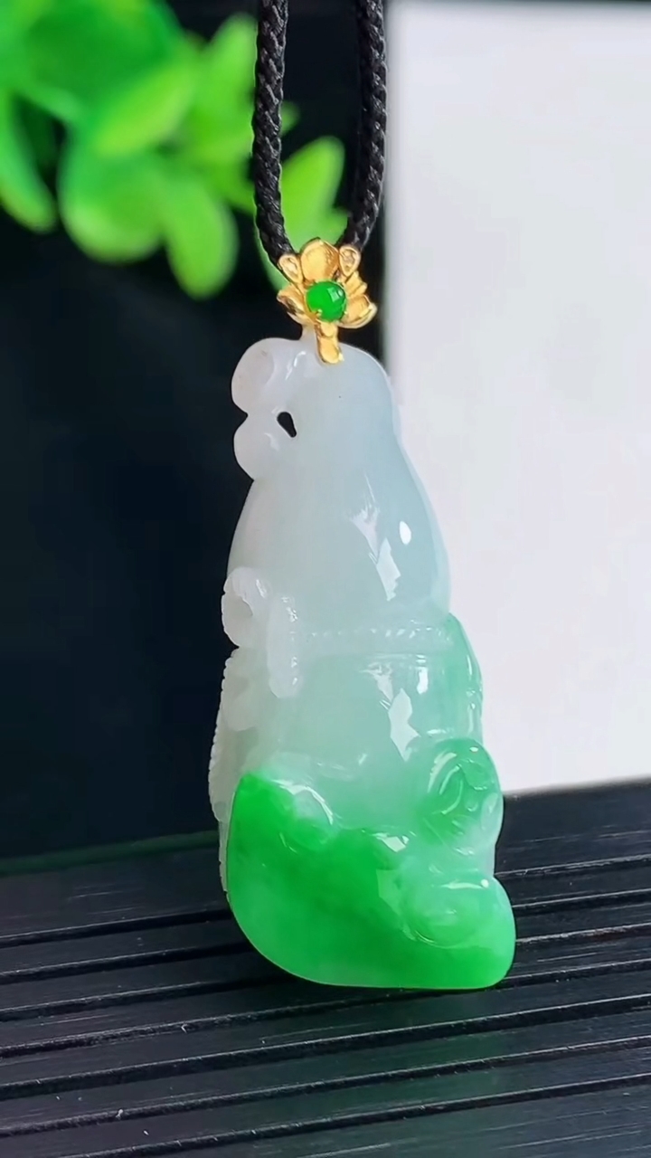 天然A货翡翠葫芦吊坠，尺寸32.6-15-12重量:11.11g
4月12日