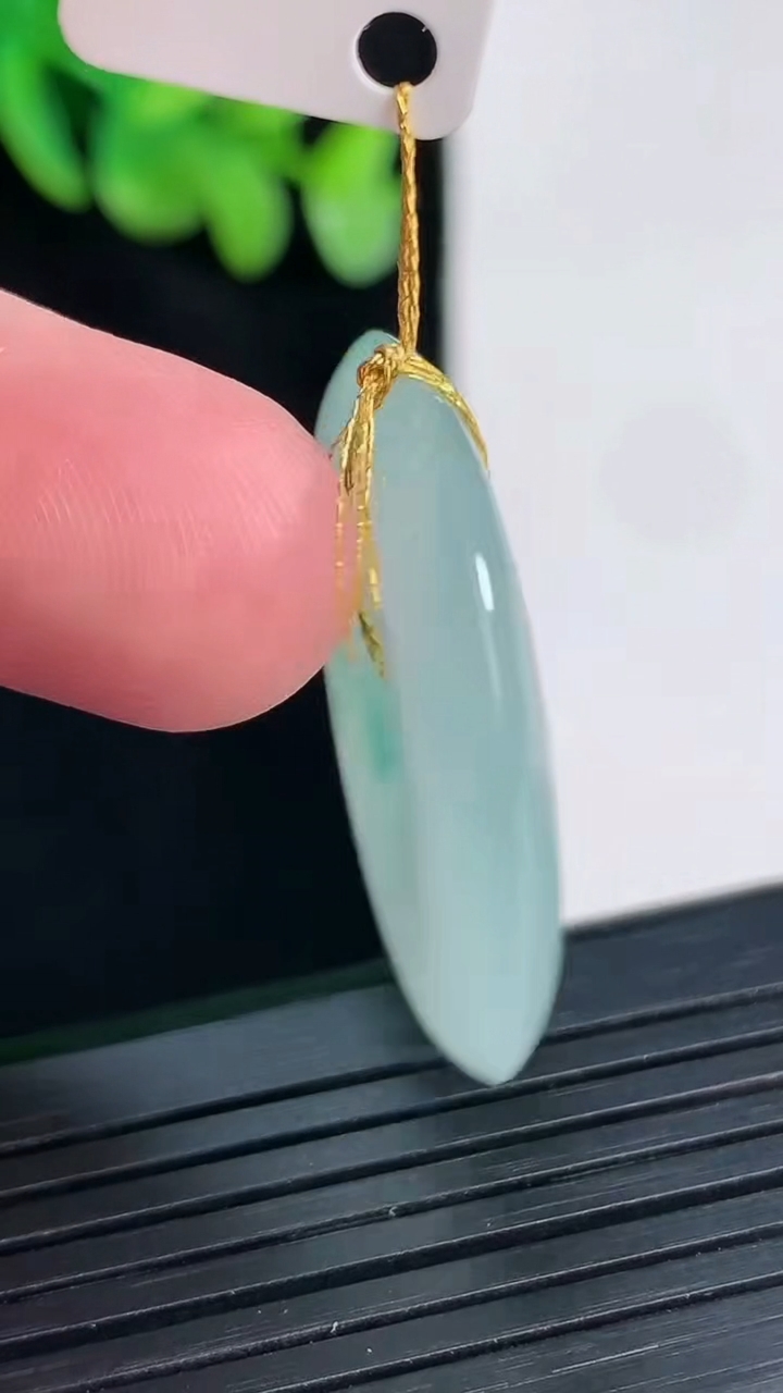 天然A货翡翠冰种飘花平安扣吊坠，尺寸32-5.2重量:11.46g
4月12日