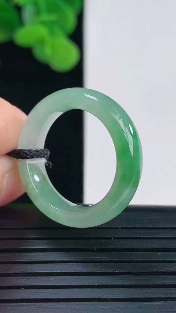 天然A货翡翠指环戒指尺寸17.7-5.5-3.5重量:3.85g2026年4月12日
工厂直销收藏佳