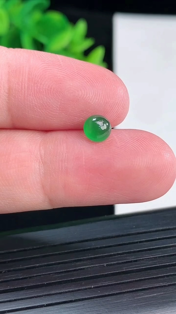 天然A货翡翠蛋面镶嵌件，尺寸5.5-3重量:0.19g
4月12日