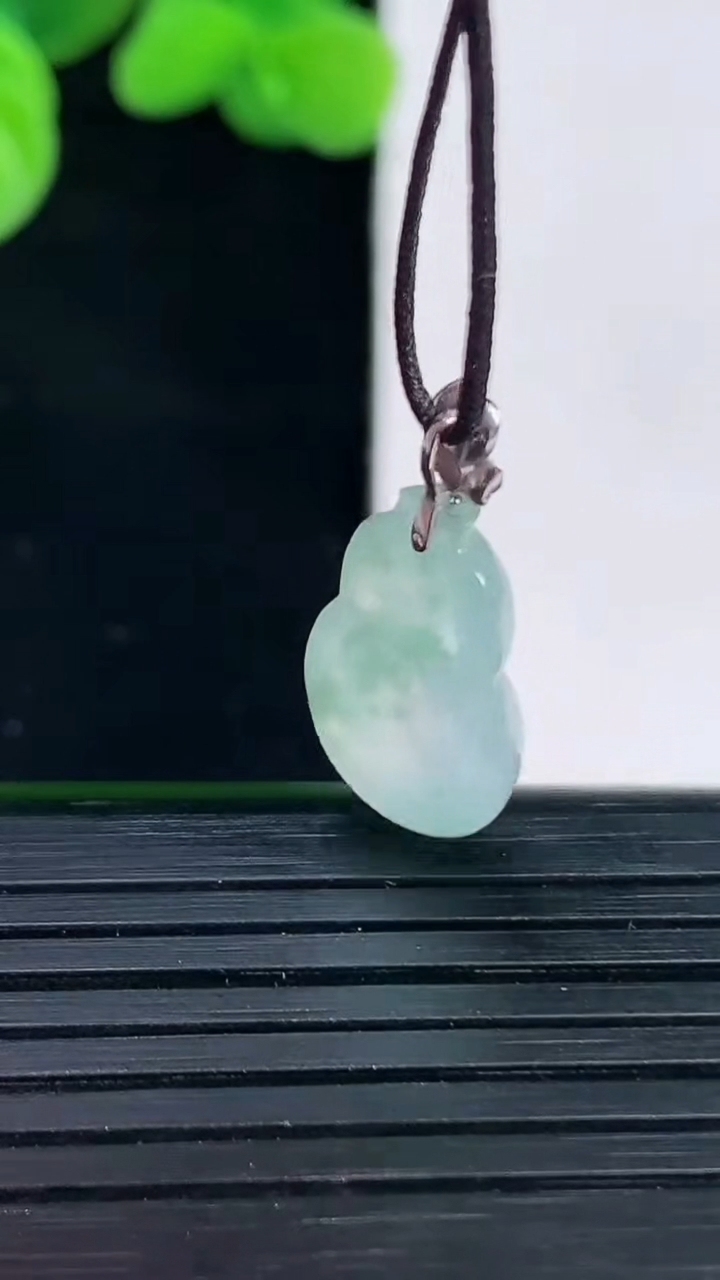 天然A货翡翠种飘花葫芦吊坠尺寸20.9-10.8-5.2重量:1.64g
4月12日