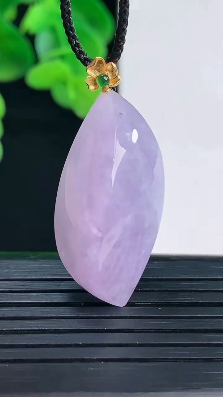 天然A货翡翠18K金紫罗兰随形吊坠尺寸36.2-15.6-11.4重量:7.94g
4月12日