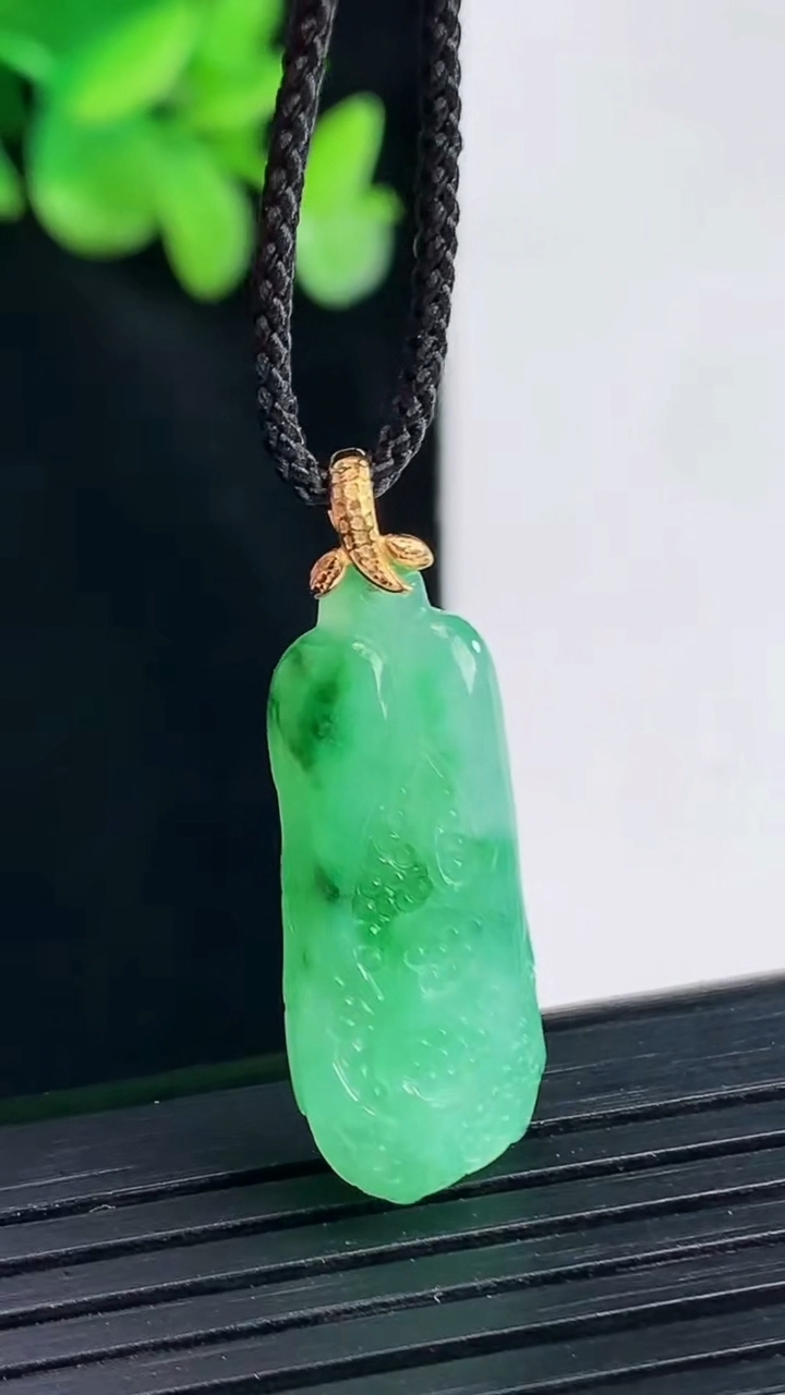 天然A货翡翠白菜吊坠，尺寸26-13-10重量:4.36g
4月12日