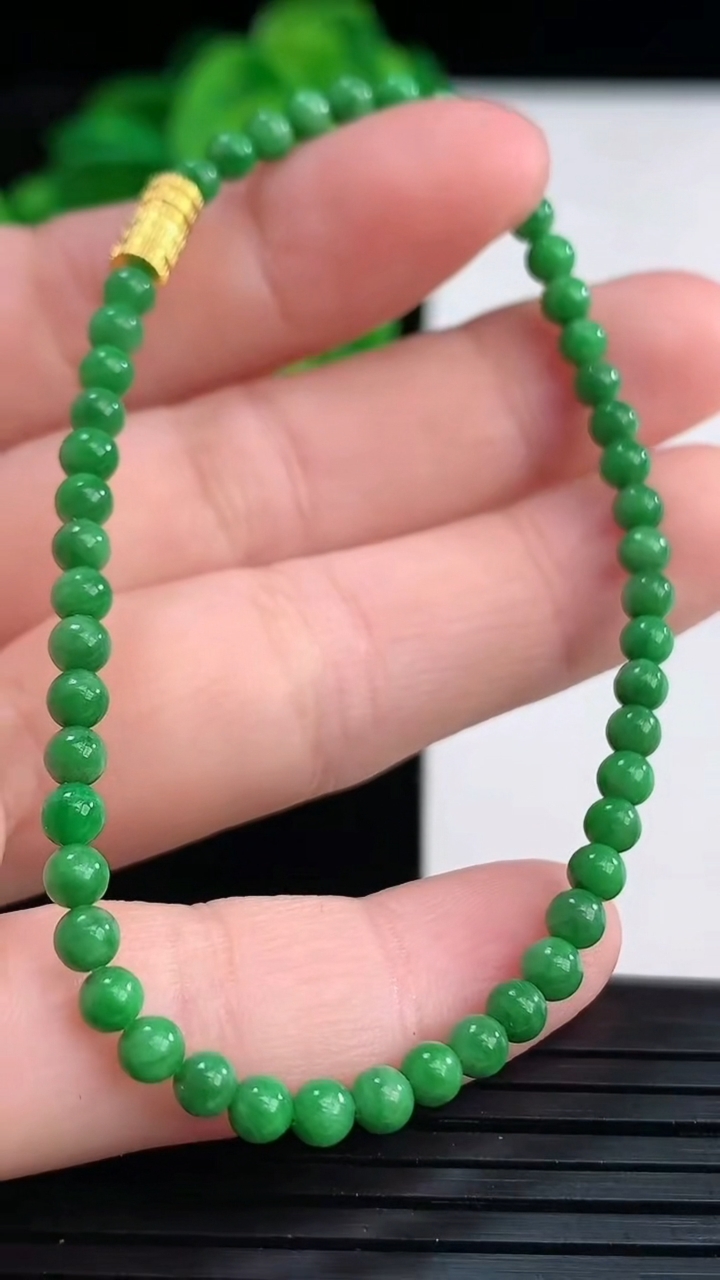 天然A货翡翠小米珠手串尺寸3.3重量:3.79g4月12日
工厂直销收藏佳品,种好水足，色泽均匀，有种有色，上手高大气！