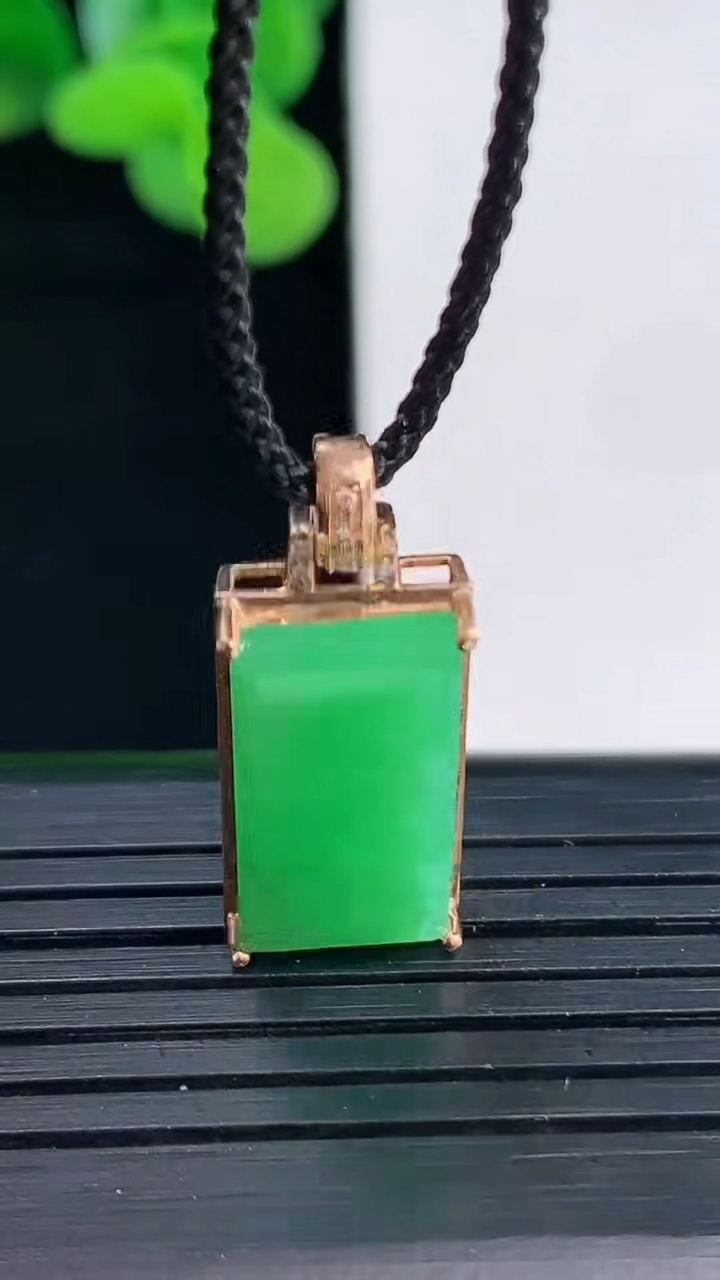 天然A货翡翠无事牌吊坠尺寸18.3-9.9-5.3重量:2.86g
4月12日