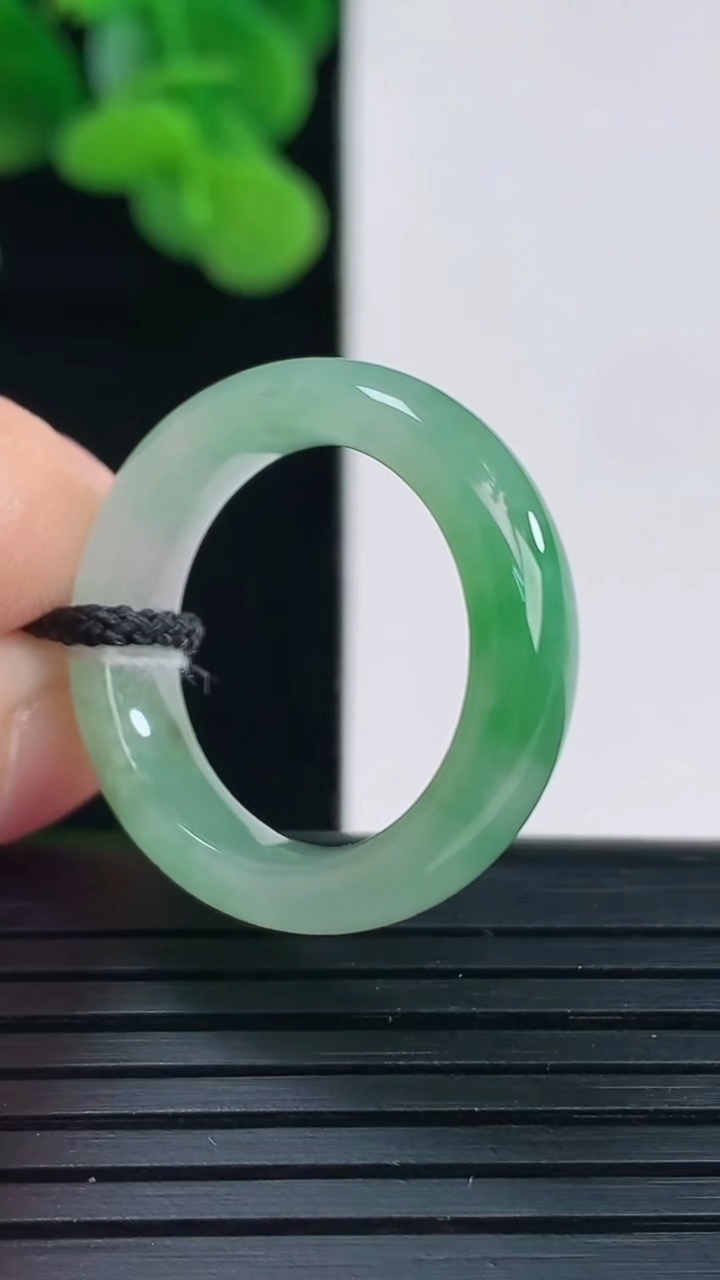 天然A货翡翠指环戒指尺寸17.7-5.5-3.5重量:3.85g2026年4月12日
工厂直销收藏佳品,种好水足，色泽均匀，有种有色，上手高大气！