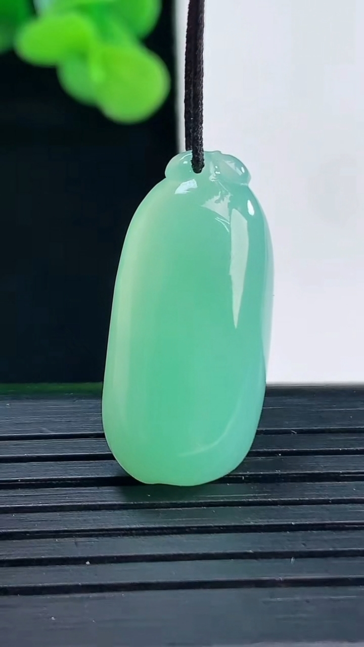 天然A货翡翠福瓜吊坠尺寸26.5-12.8-5.9重量:4.53g
4月12日