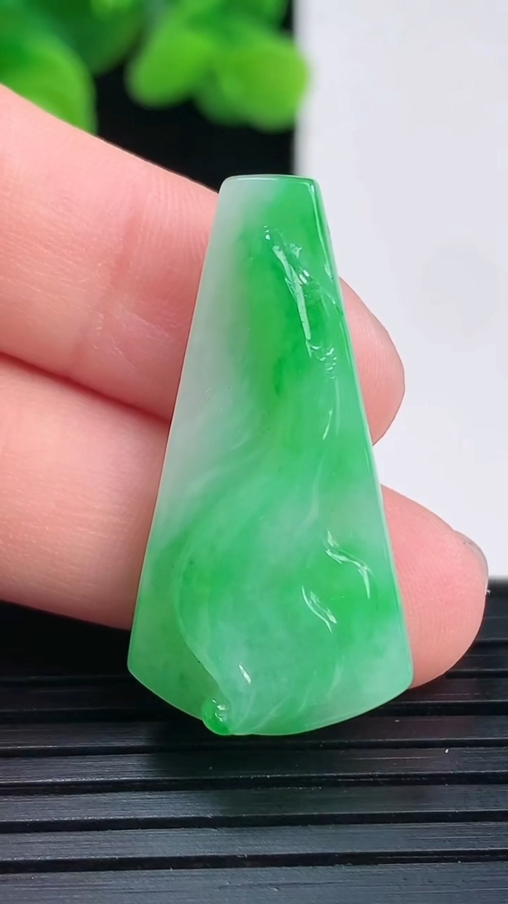 天然A货翡翠年年有余吊坠尺寸31.4-16.3-5重量:4.56g
4月12日