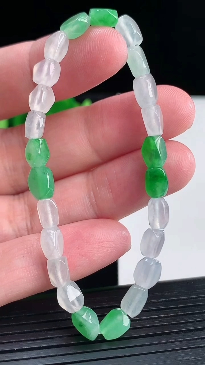 天然A货翡翠路路通手串 尺寸6.5-4.5重量:9.87g4月12日
工厂直销收藏佳品,种好水足，色