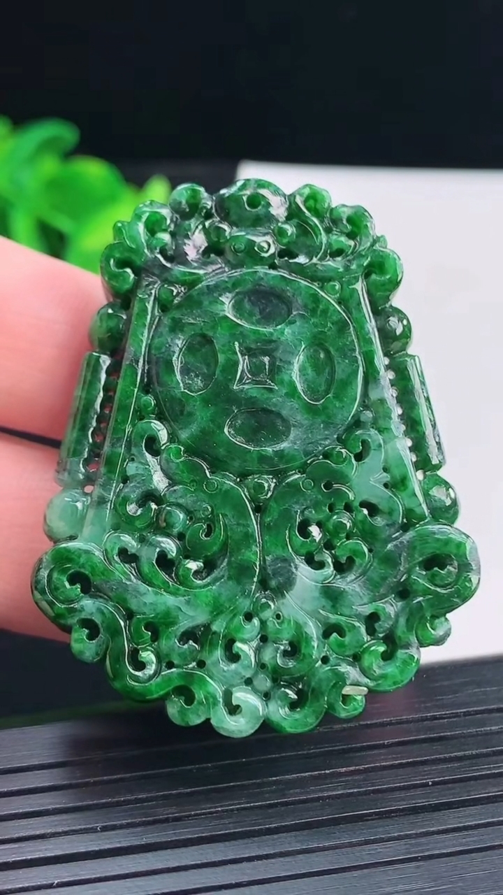 天然A货翡翠仿古龙牌吊坠，尺寸53-41-9重量:34.63g
4月12日