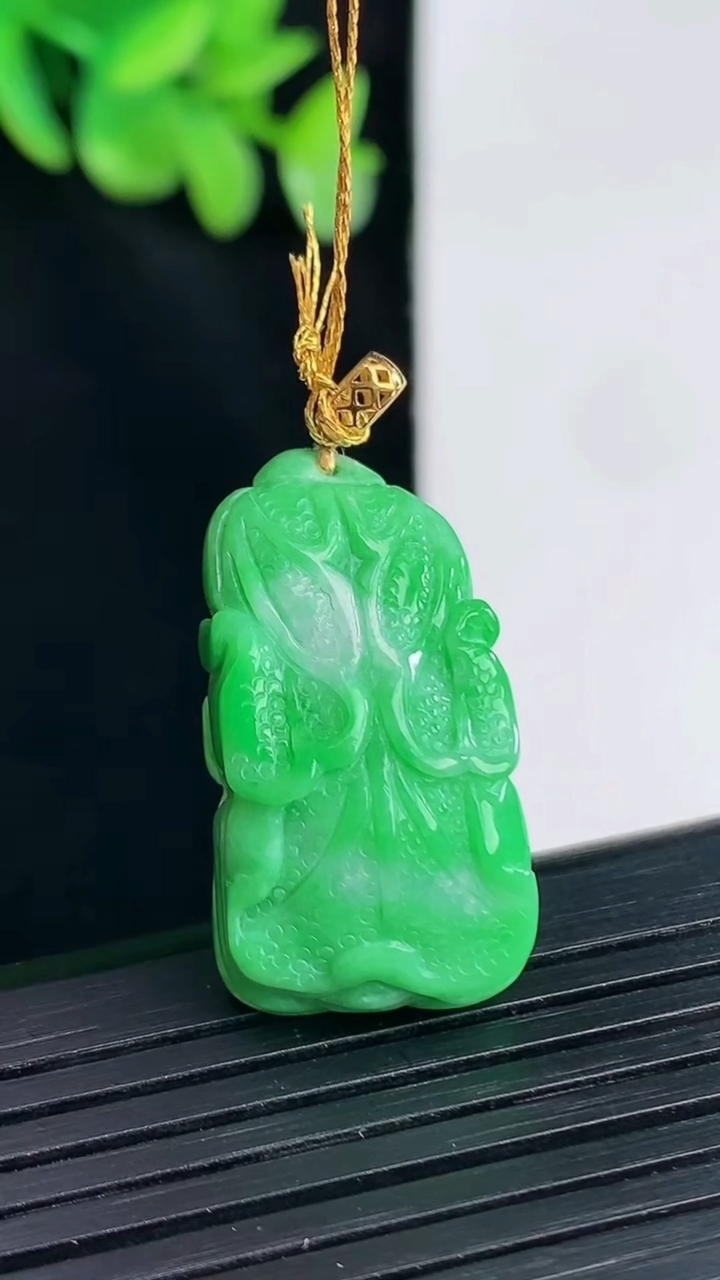 天然A货翡翠白菜吊坠，尺寸26.5-15-9.5重量:7.83g
4月12日