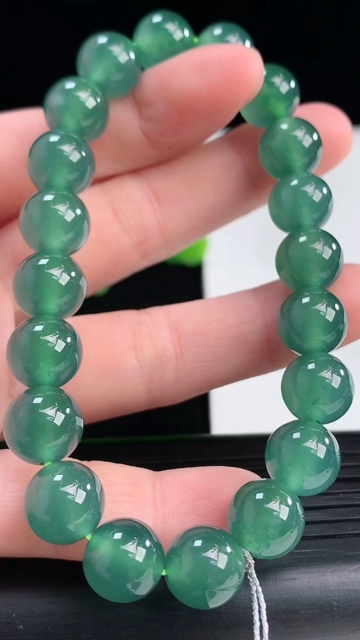 天然A货翡翠蓝水圆珠手串尺寸9.6-20颗重量:33.11g4月12日
工厂直销收藏佳品,种好水足，色泽均匀，有种有色，上手高大气！