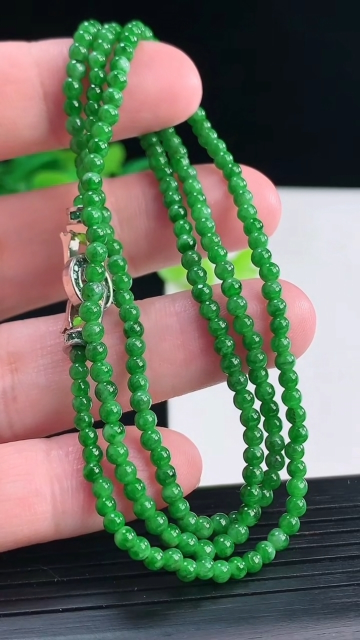 天然A货翡翠圆珠项链，尺寸3.2重量:11.21g4月12日
工厂直销收藏佳品,种好水足，色泽均匀，有种有色，上手高大气！