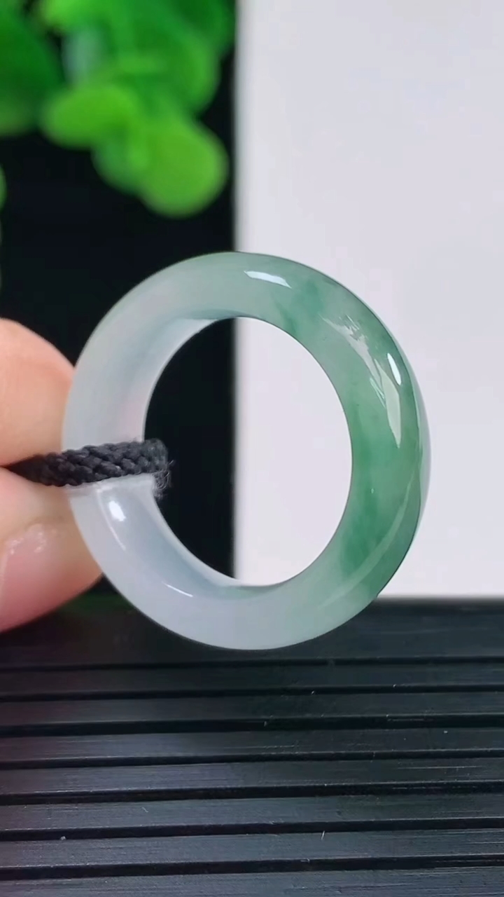 天然A货翡翠飘花指环戒指尺寸17.1-6.4-3.7重量:4.83g2026年4月12日
工厂直销收