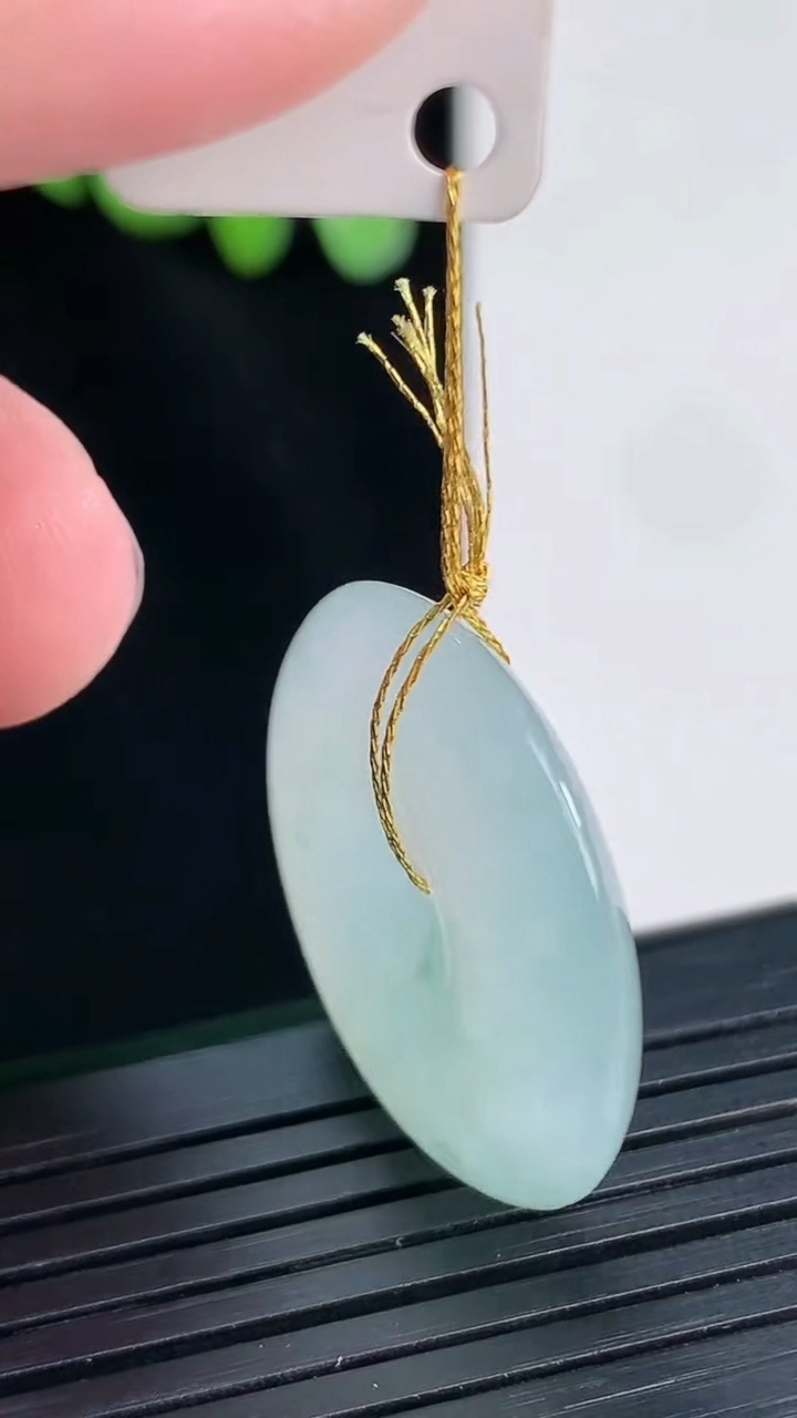 天然A货翡翠飘花平安扣吊坠，尺寸26.6-5.8重量:8.53g
4月12日