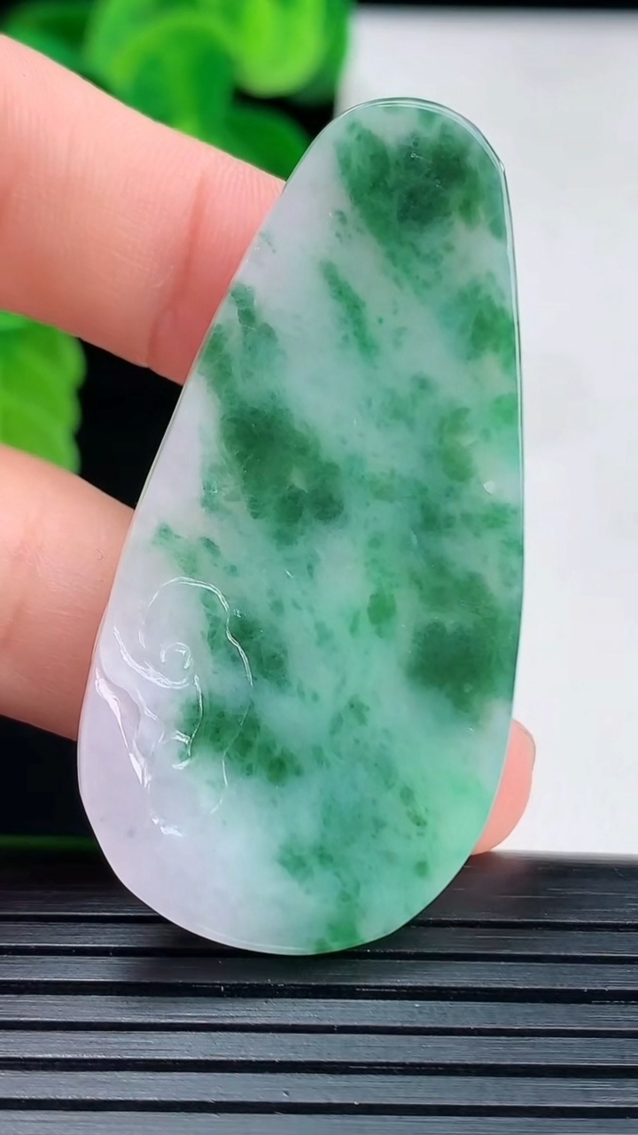 天然A货翡翠飘花和和美美 荷花吊坠尺寸50.7-25.1-5.1重量:13.87g
4月12日