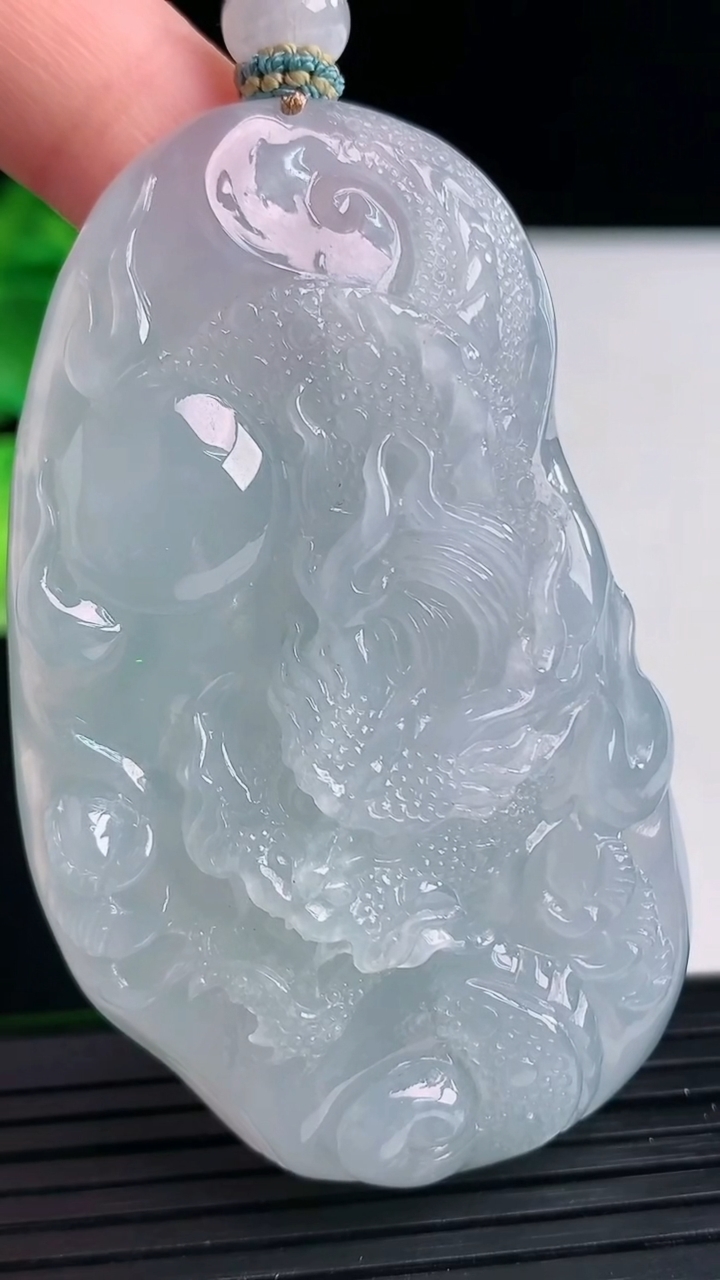 天然A货翡翠紫罗兰龙牌吊坠尺寸63.2-38.5-13重量:57.02g
4月12日