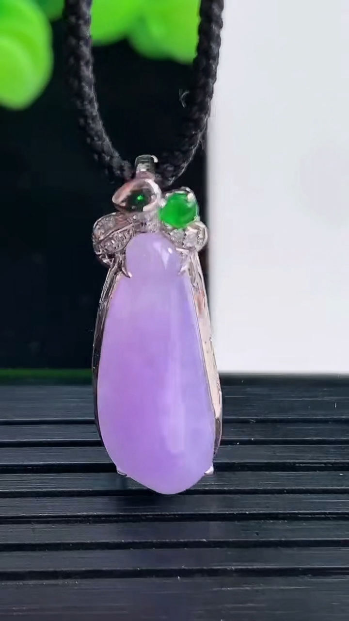 天然A货翡翠18K金紫罗兰福瓜吊坠尺寸27.8-9.6-7.2重量:2.09g
4月12日