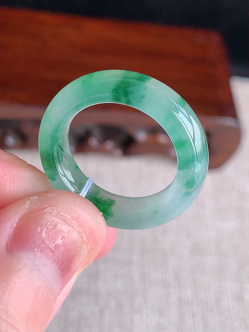 天然A货翡翠飘花素面戒指 
尺寸16.6-5.8-4mm 重量4.23g 0411