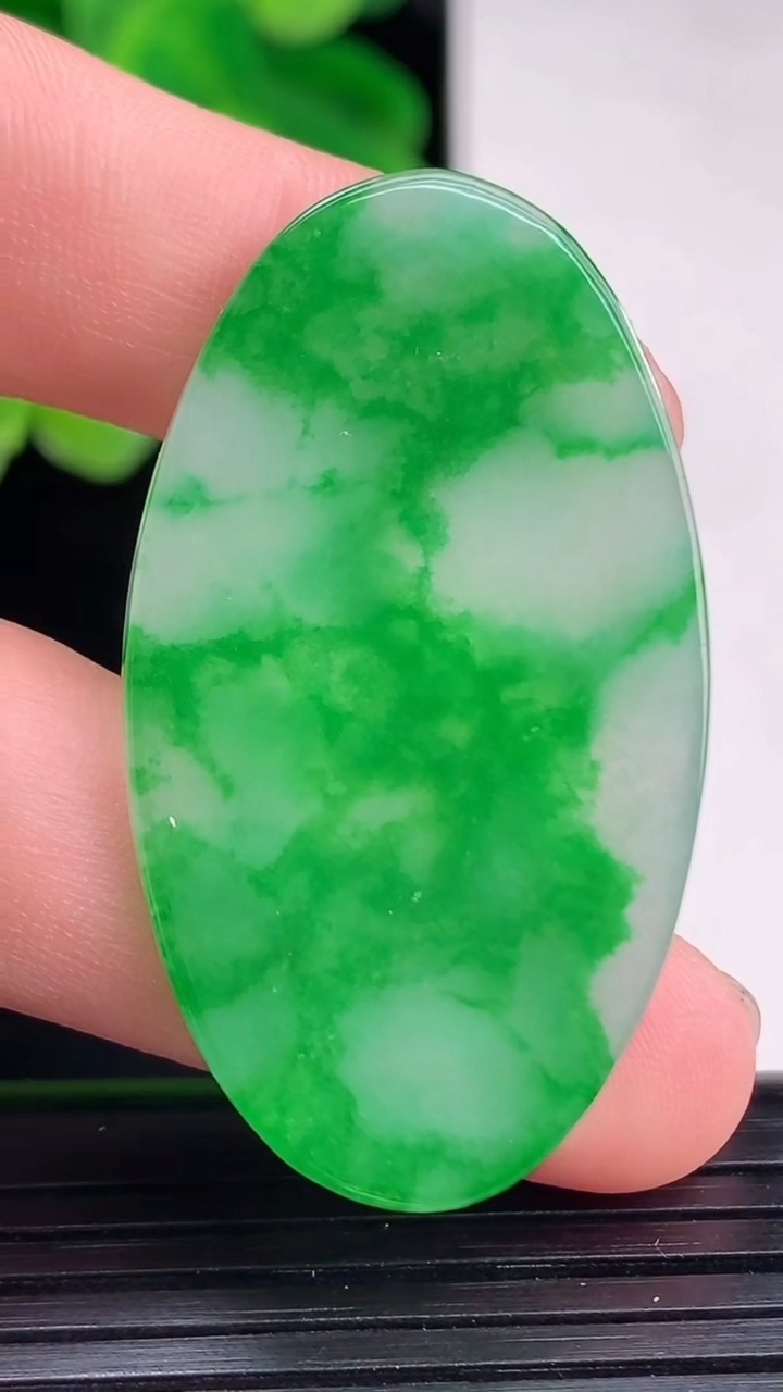 天然A货翡翠无事牌镶嵌件尺寸42.5-24.1-3重量:8.09g
4月12日