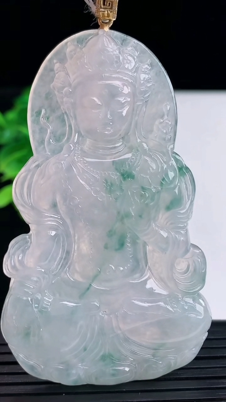 天然A货翡翠种飘花度母观音吊坠尺寸70.8-43.1-5.2重量:31.08g
4月12日
