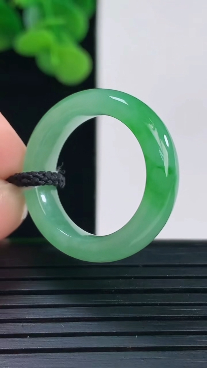 天然A货翡翠指环戒指尺寸18.2-5.7-3.7重量:4.52g2026年4月12日
工厂直销收藏佳