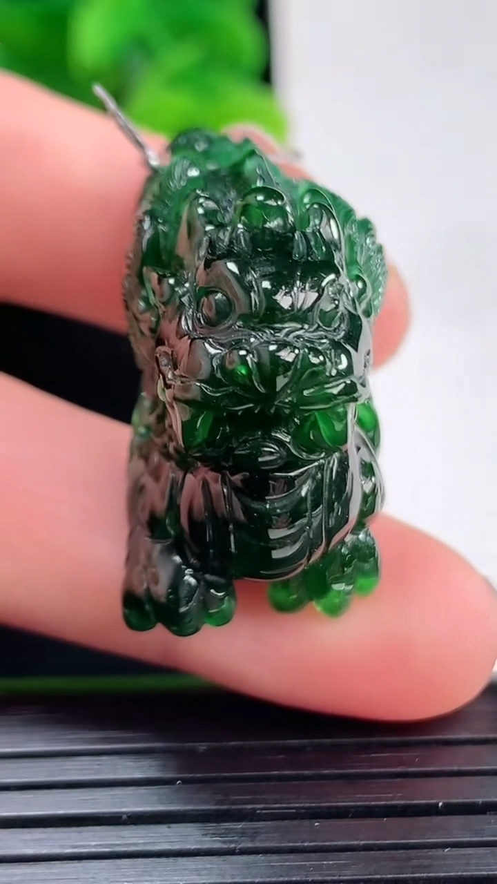 天然A货翡翠麒麟吊坠尺寸35.4-16.2-21.1重量:18.20g
4月12日