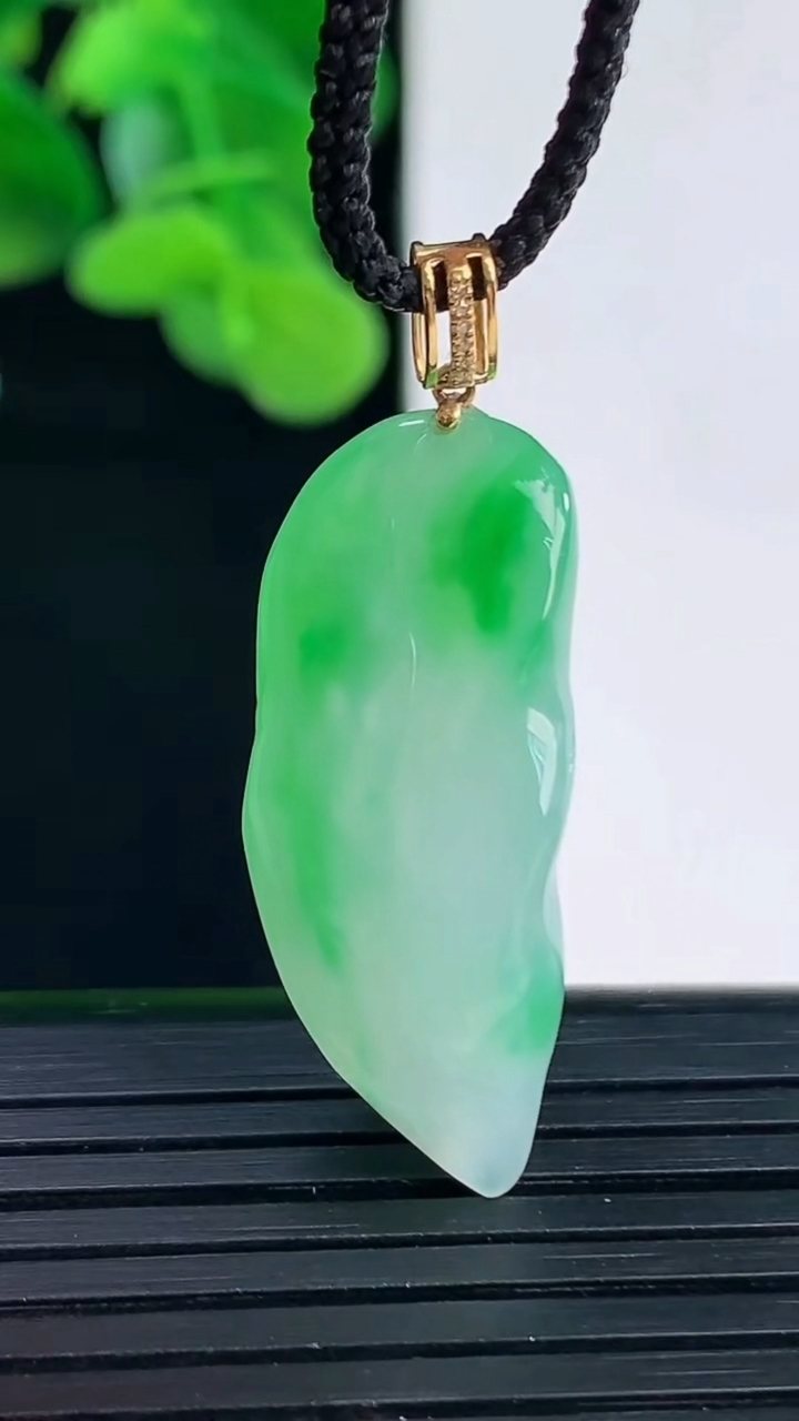 天然A货翡翠原石吊坠尺寸30.6-12.6-7.4重量:5.24g
4月12日