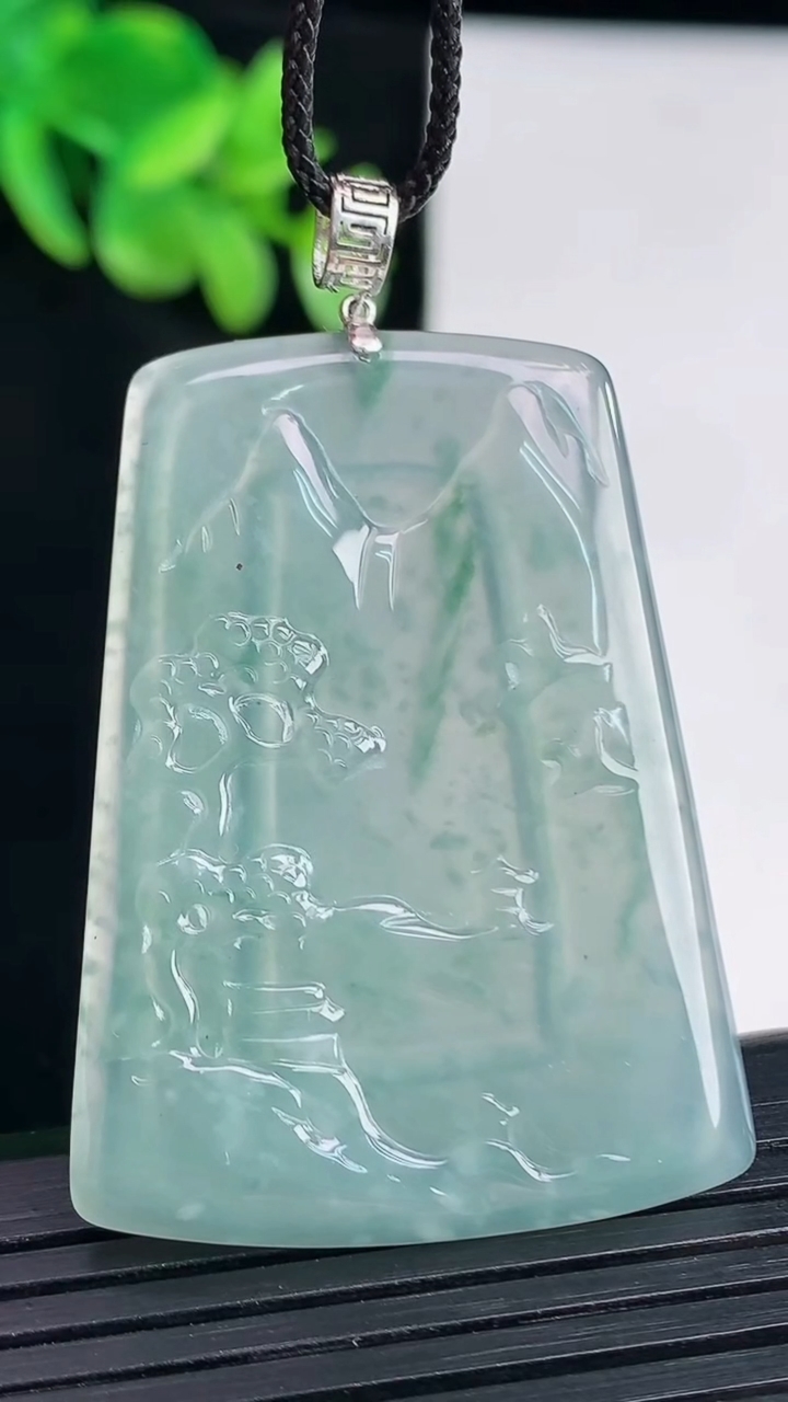 天然A货翡翠18k金飘花山水牌吊坠，尺寸44-32.5-2.5重量:10.00g
4月12日