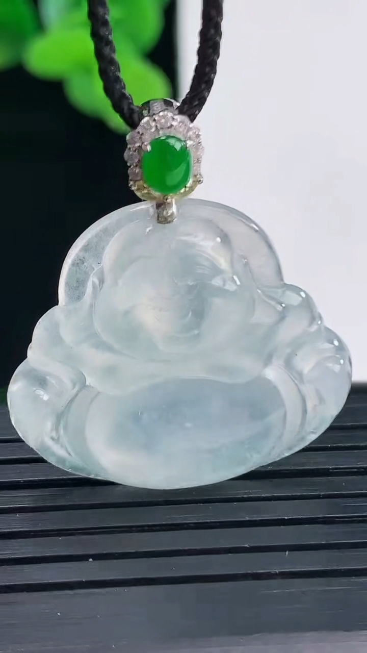 天然A货翡翠种白冰佛公吊坠尺寸25.6-27.3-4.3重量:6.06g
4月12日