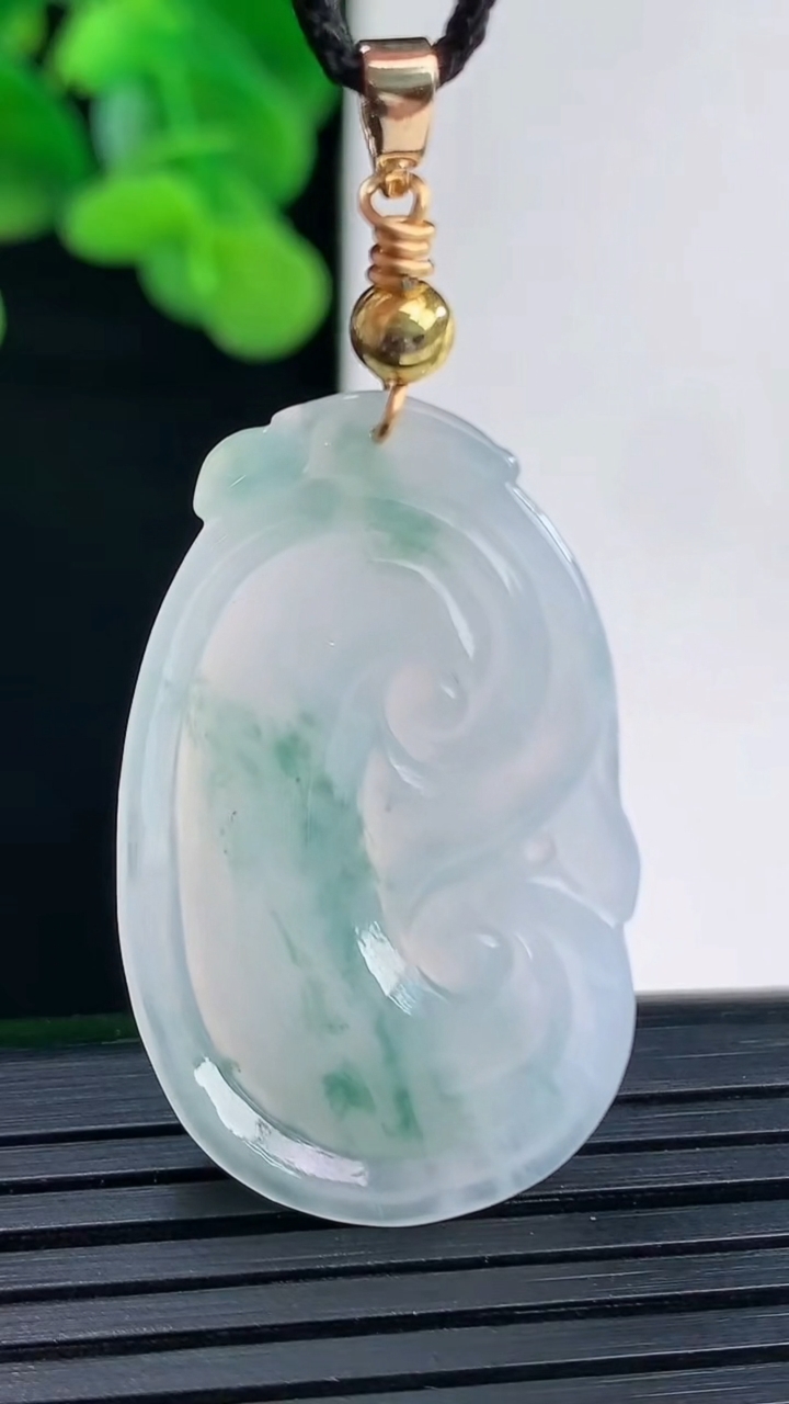 天然A货翡翠飘花如意吊坠尺寸34.6-20.9-3.7重量:5.83g
4月12日