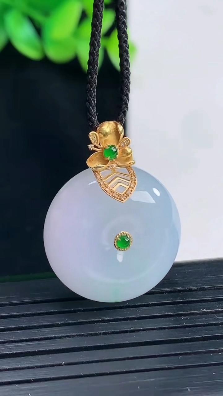 天然A货翡翠18k金春带彩 紫罗兰平安扣吊坠，尺寸22-12重量:12.33g
4月12日