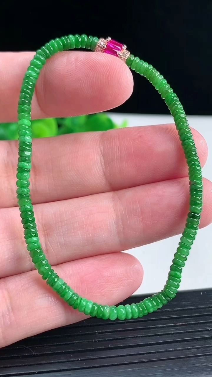 天然A货翡翠算盘珠手串 尺寸3.5重量:4.91g4月12日
工厂直销收藏佳品,种好水足，色泽均匀，