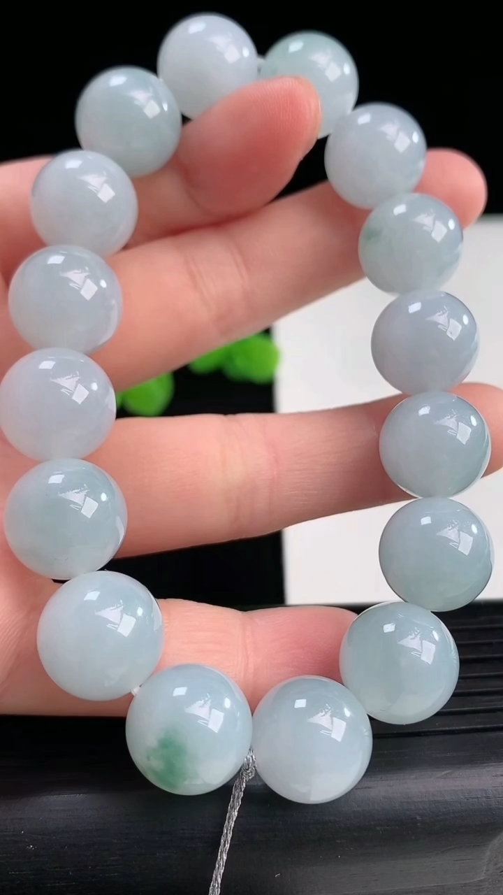 天然A货翡翠飘花圆珠手串尺寸12.7-16颗重量:56.81g4月12日
工厂直销收藏佳品,种好水足