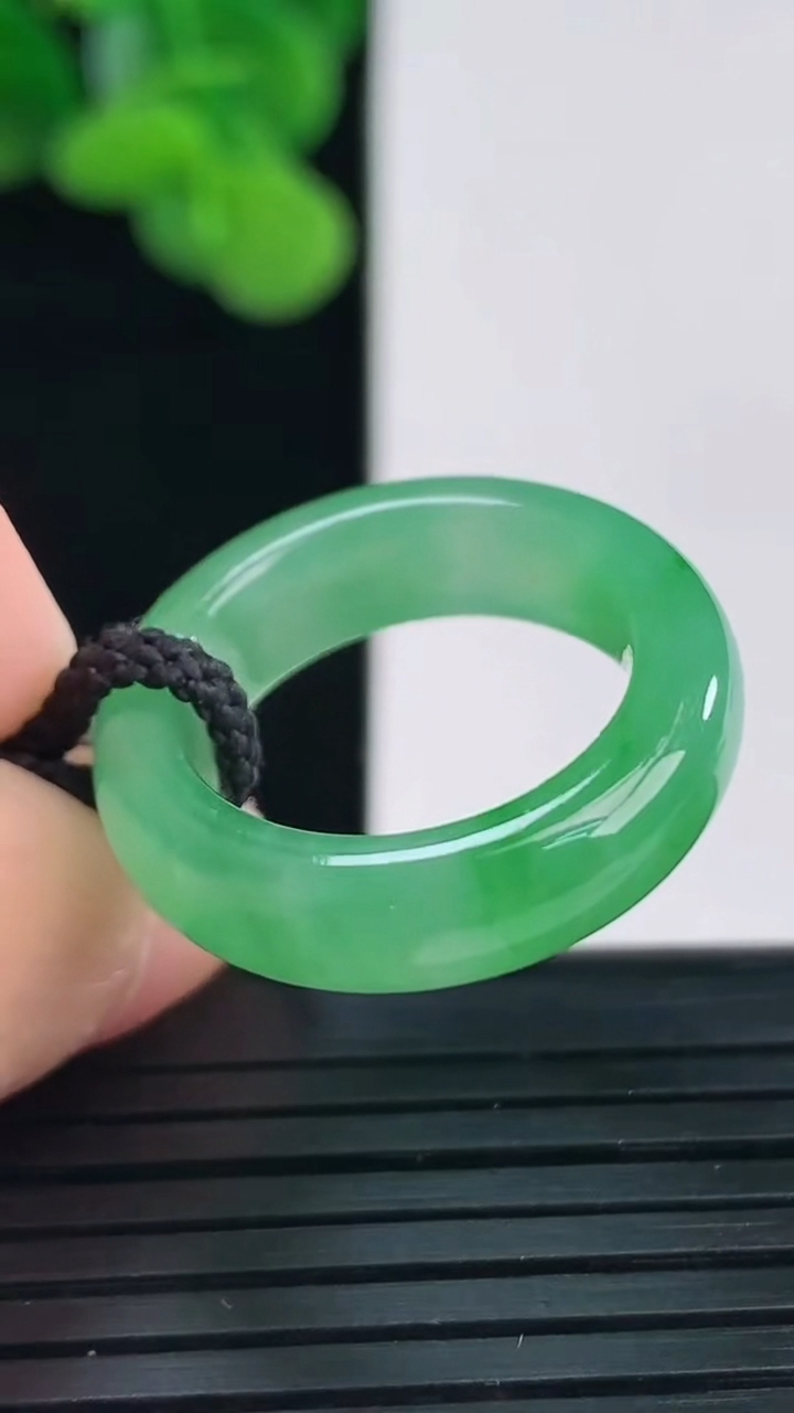 天然A货翡翠指环戒指尺寸16.2-5.7-3.7重量:4.12g2026年4月12日
工厂直销收藏佳品,种好水足，色泽均匀，有种有色，上手高大气！