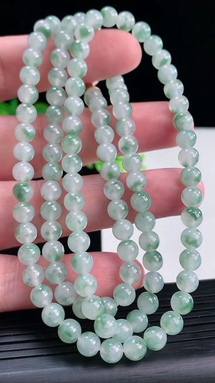天然A货翡翠飘花圆珠项链，尺寸6-80颗重量:43.23g4月12日
工厂直销收藏佳品,种好水足，色泽均匀，有种有色，上手高大气！