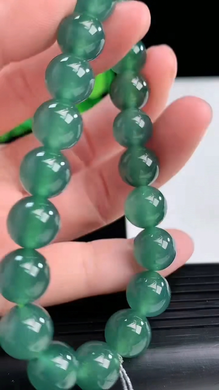 天然A货翡翠蓝水圆珠手串尺寸9.6-20颗重量:33.11g4月12日
工厂直销收藏佳品,种好水足，色泽均匀，有种有色，上手高大气！