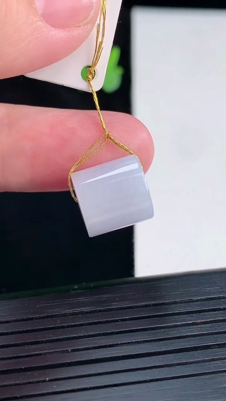 天然A货翡翠紫罗兰路路通吊坠，尺寸12-12重量:4.44g
4月12日