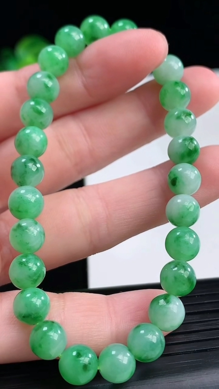 天然A货翡翠圆珠手串尺寸6.9重量:16.13g4月12日
工厂直销收藏佳品,种好水足，色泽均匀，有种有色，上手高大气！