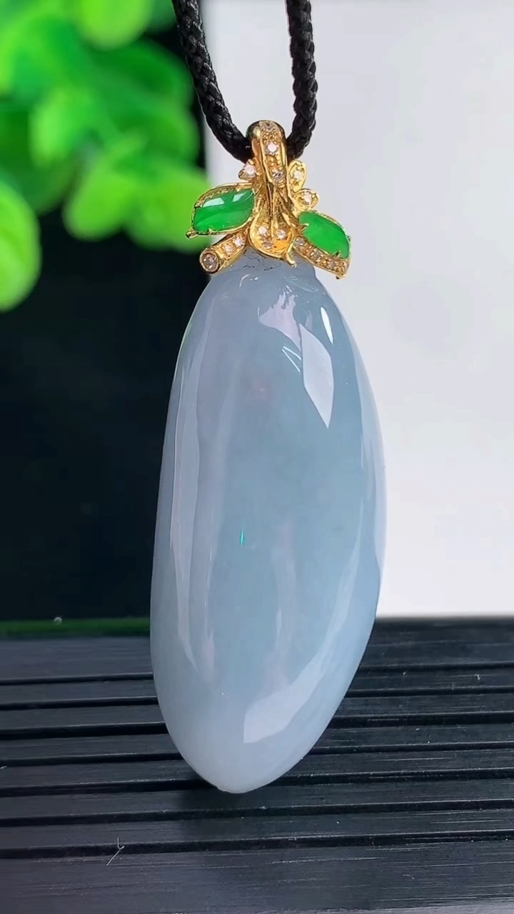 天然A货翡翠18K金紫罗兰福瓜吊坠尺寸45.7-15.4-11.7重量:14.38g
4月12日