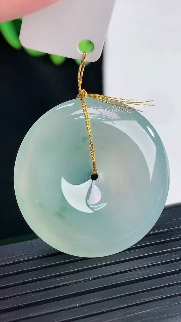 天然A货翡翠冰种飘花平安扣吊坠，尺寸32-5.2重量:11.46g
4月12日